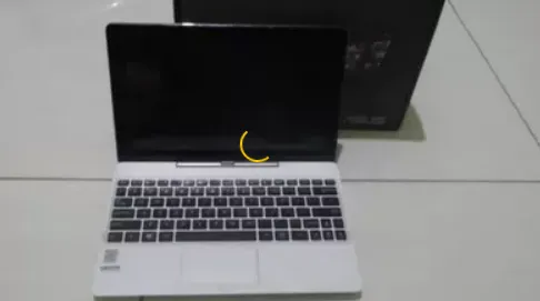 layar laptop kedap kedip 0